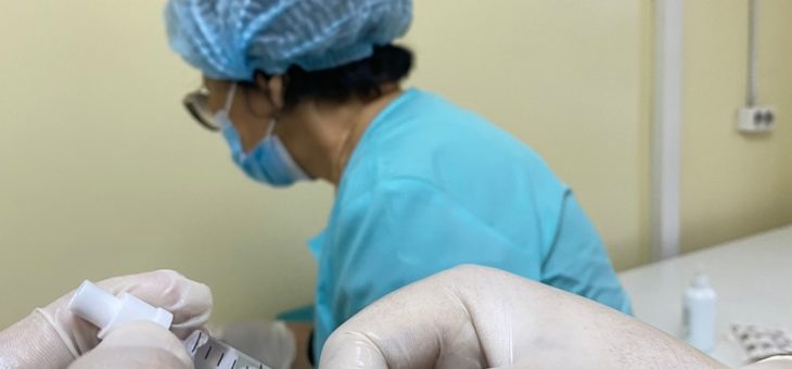 В ПОЛИКЛИНИКЕ РЕСПУБЛИКАНСКОЙ БОЛЬНИЦЫ № 1 НАЧАЛИ ПРИВИВАТЬ ОТ COVID-19 С ПОМОЩЬЮ НАЗАЛЬНЫХ РАСПЫЛИТЕЛЕЙ